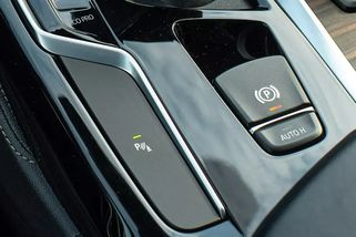 Auto se zasekne na místě a máte smůlu: 5 tipů pro používání elektrické parkovací brzdy aneb kde je zrada