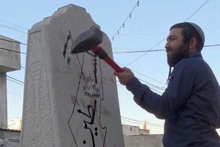 Izraelský poslanec rozmlátil palestinský památník. Kritizuje ho premiér, armáda i část vlastní strany - Novinky