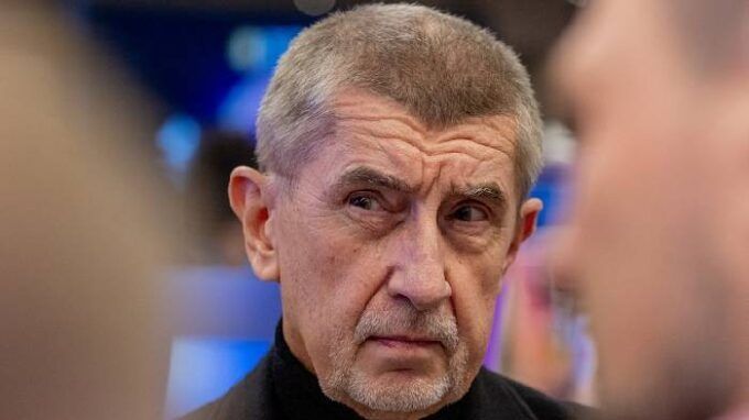 Babiš po krk v moři a kolem ani živáčka. Fotka z dovolené spustila dohady, kde se premiér koupe