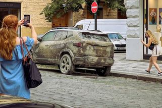 Toto auto přesně před rokem šokovalo český internet. Objevilo se v nejluxusnější pražské ulici, fotil se s ním každý a o supersport nešlo - Garáž.cz