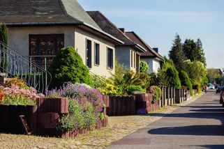 Koupili si vysněný dům na venkově, teď se chtějí vrátit do města. Místní jim dělají ze života peklo