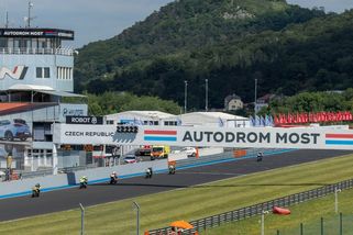 Konec autodromů v Česku? Manželé z Mostu si koupili dům vedle okruhu a zažalovali ho, soud vyhráli