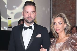 Švancara vzal sexy manželku do Dubaje. Líbačka i něžnůstky v plavkách