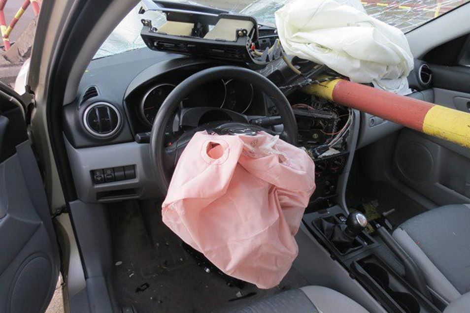 Galerie: V Záříčí se osobní automobil doslova napíchl na zábradlí