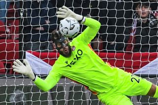 Po drzém triku gólmana zůstali fanoušci v úžasu. Trenér jen nevěřícně kroutil hlavou - Sport.cz