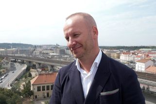 Vítězslav Jandák ml. je producent, na jeho premiéře byl slavný táta i prezident a jeho žena vypadá jako Dara