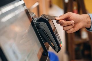 Zvoní klasickým pokladnám umíráček? Jeden z řetězců je plánuje zrušit