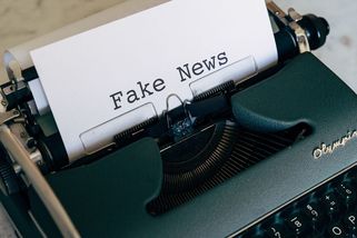 Demokracie má právo na obranu před názory, které nepatří do veřejné debaty - Médium.cz