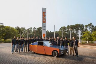 Připomíná Velorex a funguje jako elektrárna. Tenhle solární vůz vyrobí víc energie, než spotřebuje