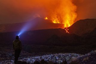 Erupce Etny ochromily provoz na letišti v Catanii - Novinky