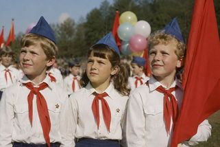 Den dětí za socialismu: Propaganda na každém kroku, pionýrské srazy a neskutečný kýč - Médium.cz