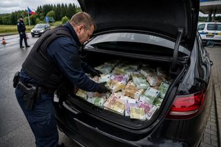 Kontrola u hranic odhalila miliony v hotovosti. Čech musí vysvětlit jejich původ