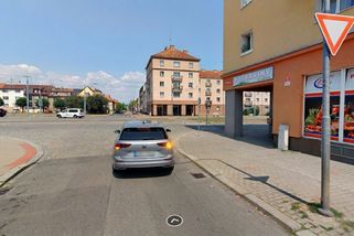 Obyčejná česká křižovatka dokázala vyškolit i zkušeného řidiče. Myslel, že má jasnou přednost, ale... - Garáž.cz