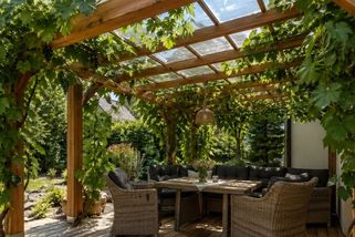 Pořídili si pergolu. Úřad neuznal, že je to pergola a přikázal její odstranění
