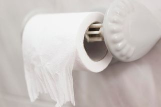 Češi věší toaletní papír špatně. Existuje jediný správný způsob, jinak si koledujete o problém - Médium.cz
