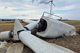 Pád větrné elektrárny u Potštátu vyšetřuje policie, technici odstraňují trosky - Novinky