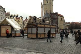 Smutný pohled: Na Staroměstském náměstí likvidují vánoční trhy - Novinky
