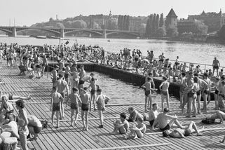 Pražské plovárny na Vltavě včera a dnes. Srovnejte, jak se změnilo koupání v řece - Seznam Zprávy