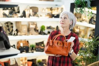 Stylistka varuje české seniorky: okamžitě přestaňte nosit tuhle kabelku. Prozradí váš věk na první pohled
