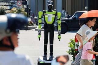 Čína posílá na křižovatky robotické policisty, zatím bez pravomoci zatýkat - Seznam Zprávy