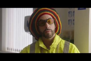Ali G je zpátky. Sacha Baron Cohen a jeho šílený rapper po 20 letech znovu vyráží do akce
