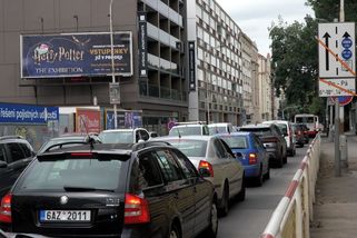 Kvůli zavřené tepně Plzeňské se tvoří zácpy, ve špičce jsou chodci někdy rychlejší než auta - Novinky