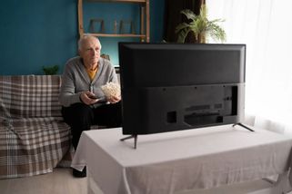 Důchodcům skončí poplatky za TV a rozhlas: Rozhodne věk i společná domácnost