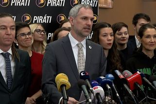 Vláda nás vrací zpátky. Piráti to ve Sněmovně demonstrují couváním - Novinky