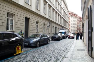 Nový podvod v Praze: Řidiči platí za parkování, přesto dostávají od policie botičky