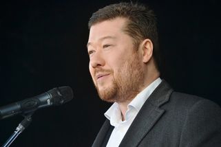 Pískot a volání „hanba“. Projevy Okamury a Schillerové doprovázely protesty