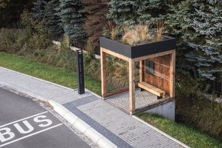 Autobusové zastávky v Prostřední Bečvě připomínají květináče na nožkách