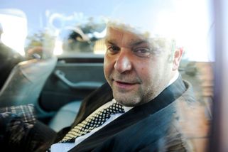 Pět krajíců prošlého chleba. Krejčíř u soudu odmítl vypovídat kvůli vězeňské stravě