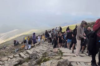 Turisté stáli na nejvyšší velšské hoře ve frontě. Hodinu čekali na selfie, nevadily jim ani mraky - Novinky
