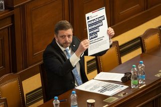 Fotky: Babiš mluvil o největší zradě v historii, Rakušan mával cedulemi - Seznam Zprávy