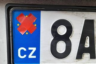 Nálepka za 30 korun vás může připravit o řidičák. Mnoho Čechů to ani netuší