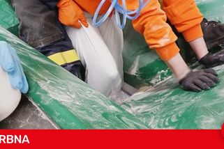 Ženě se zasekly obě nohy v násypce na těsto, stroj jí je téměř rozdrtil