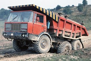 Tatra ukázala úžasné dobové snímky prototypů těžkých sklápěčů řady T813 - Garáž.cz