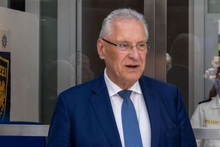 Německo je ohledně migrantů na hranici svých možností, řekl Novinkám bavorský ministr vnitra - Novinky