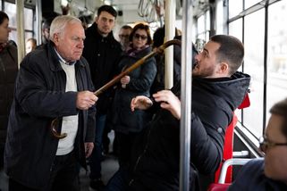 Místo v MHD pro seniora: Kdo má přednost podle pravidel?
