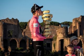 Giro vyhrál, teď zbrojí na Tour. Duel generačních hvězdy cyklistiky graduje - Seznam Zprávy