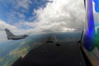 Unikátní záběry. Francouzi ukázali, jak se jejich stíhačka vypořádala s dronem nad Lotyšskem - Novinky