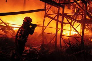 Ruské noční údery zasáhly sklad v Kyjevě, terčem útoků je i Charkov - Seznam Zprávy
