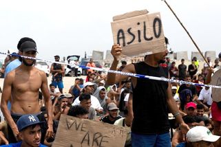 Bitky, mešita i znásilnění. Policie stěhuje tisíce migrantů z pláže v Ceutě