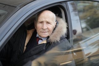 Stát seniorům pravidla uvolnil. Část Čechů požaduje přesný opak