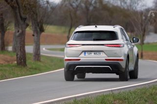 Nafta, nebo elektřina? Dvě prostorná SUV ukázala, co se dnes vyplatí víc | Autosalon TV Prima