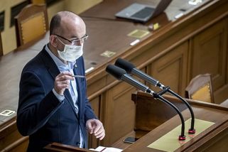 Rouška na ulici, i když je tam člověk sám. Blatný nechce výjimky - Novinky