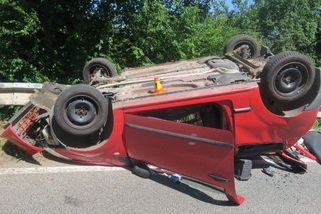 Řidiči na Prostějovsku se za jízdy ulomil čep u kola. Auto skončilo na střeše - Novinky