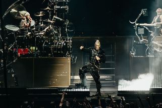 Koncert pro lidi starší 18 let. Zpěvák Rammstein po nich házel dorty i ryby - Seznam Zprávy