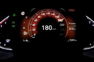 Sešlápnete plyn, ale auto neposlechne? EU prověřuje kontroverzní zásah