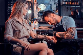 Proč není dobrý nápad brát kvůli bolesti při tetování léky